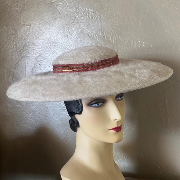 SUPERB 1950\'s IVORY FURRY FELT CART WHEEL HAT + RED/GOLD BAND main image 11